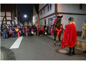 Sankt Martin Laternenumzug durch die Stadt (Foto: Karl-Franz Thiede)